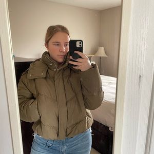 Cozy cropped green H&M puffer coat